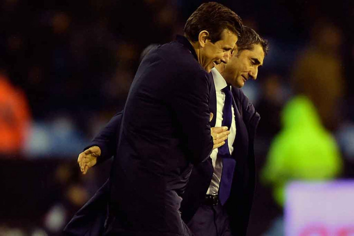 Pelatih Vigo Juan Carlos Unzue berjabat tangan dengan pelatih Barca Ernesto Valverde setelah pertandingan usai.