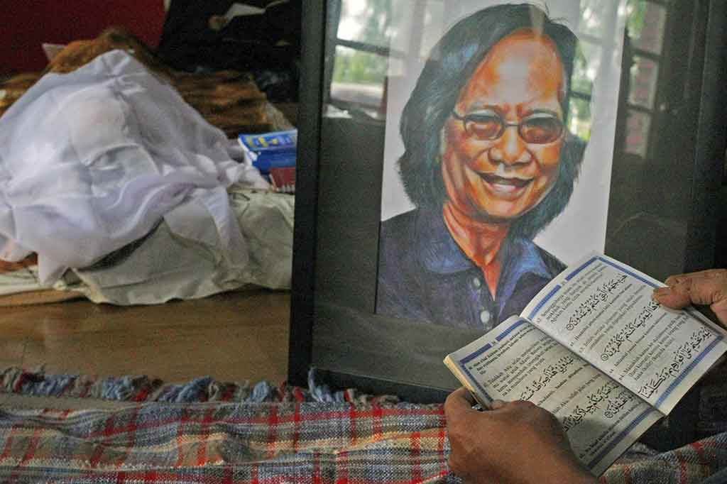 Keluarga dan kerabat membacakan Surat Yassin di samping jenazah musisi legendaris Indonesia Yon Koeswoyo di rumah duka di Pamulang, Tangerang Selatan, Banten, Jumat, 5 Januari 2018.
