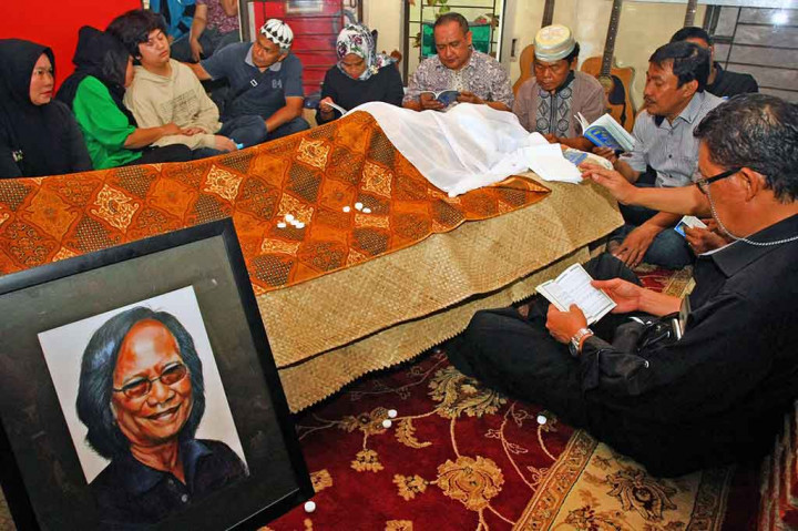 Yon Keswoyo yang merupakan vokalis group band Koes Plus wafat pada usianya yang ke-77 tahun karena sakit. Yon lahir di Tuban, Jawa Timur pada 27 September 1940.