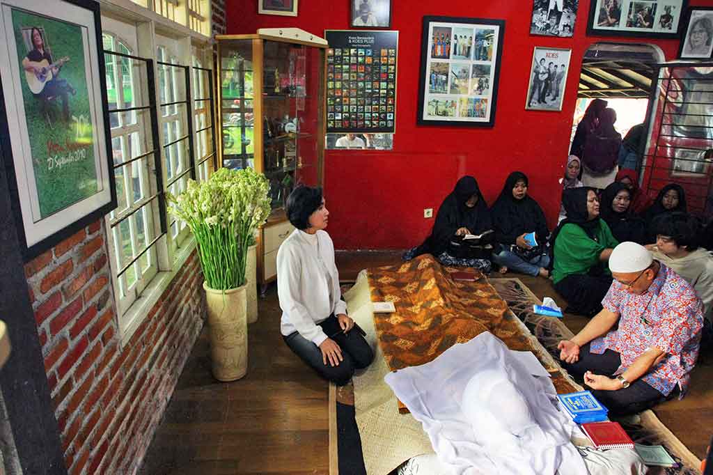 Vokalis sekaligus gitaris Koes Plus ini rencananya akan dimakamkan di Tempat Pemakaman Umum (TPU) Tanah Kusir, Jakarta Selatan, Sabtu, 6 Januari 2018 pagi.