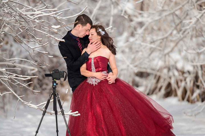 Sepasang pengantin rela menahan rasa dingin yang menusuk tulang untuk mengabadikan kenangan mereka dengan latar belakang air terjun Niagara yang membeku.