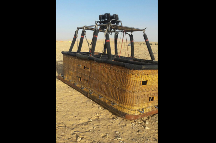 Sisa-sisa balon udara yang jatuh di dekat kota kuno Luxor, Mesir.