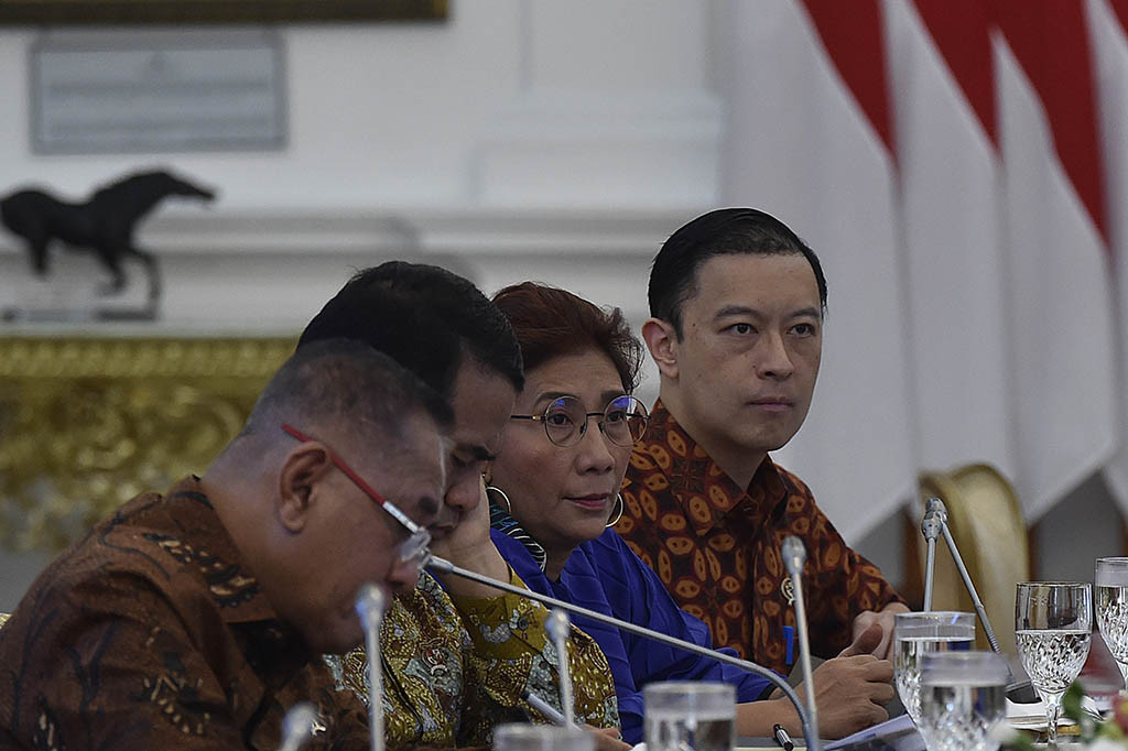 Presiden Joko Widodo memimpin rapat terbatas (ratas) tentang peningkatan investasi dan perdagangan di Istana Merdeka, Jakarta.
