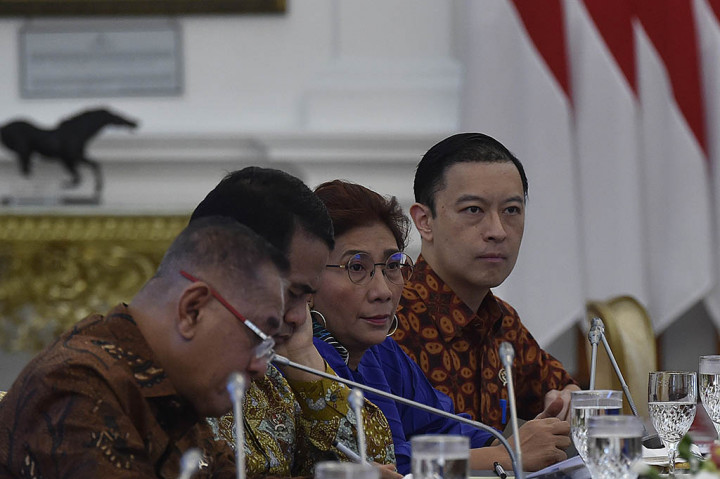 Presiden Joko Widodo memimpin rapat terbatas (ratas) tentang peningkatan investasi dan perdagangan di Istana Merdeka, Jakarta.