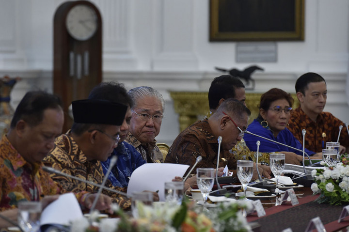 Dari kiri ke kanan, Menristik Dikti M Nasir, Mendikbud Muhadjir Effendy, Menteri Perindustrian Airlangga Hartarto, Menteri Perdagangan Enggartiasto Lukita, Menteri Pertahanan Ryamizard Ryacudu, Menteri Pertanian Amran Sulaiman, Menteri Kelautan dan Perikanan Susi Pudjiastuti, dan Kepala BKPM Thomas Lembong menyimak arahan Presiden Joko Widodo saat rapat terbatas tentang peningkatan investasi dan perdagangan.