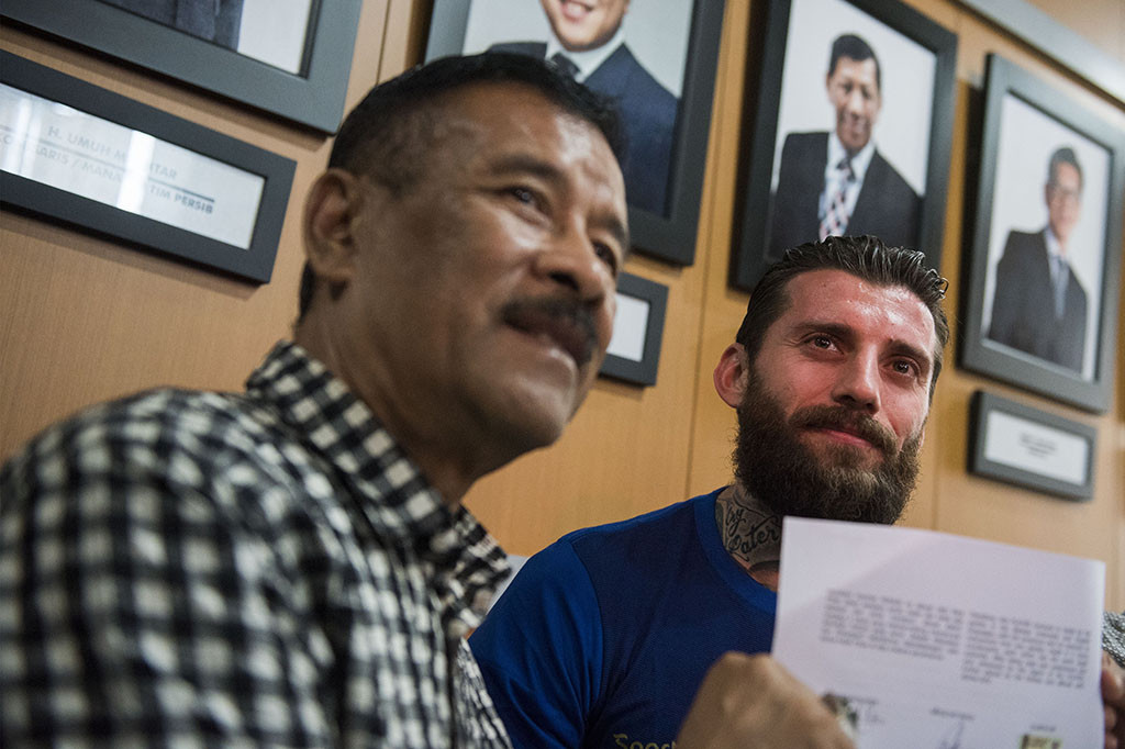 Persib Bandung merekrut tiga pemain asing diantaranya Bojan Malisic, Victor Igbonefo dan In-Kyun Oh yang disiapkan untuk memperkuat tim berjuluk Maung Bandung berlaga di Piala Presiden dan Liga Indonesia 2018. 
