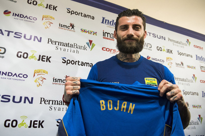 Pemain asal Serbia Bojan Malisic menunjukkan kaos Persib di Graha Persib, Bandung, Jawa Barat.