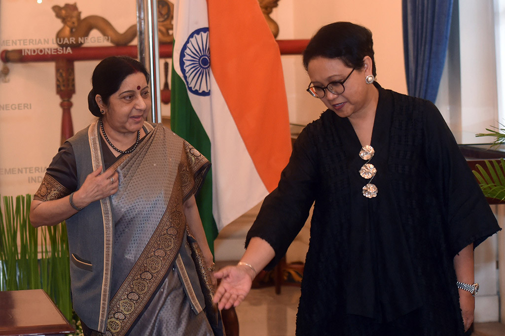 Menteri Luar Negeri Retno LP Marsudi bersama Menteri Luar Negeri India Sushma Swaraj sebelum berlangsungnya Sidang Komisi Bersama (SKB) RI-India di Jakarta.

