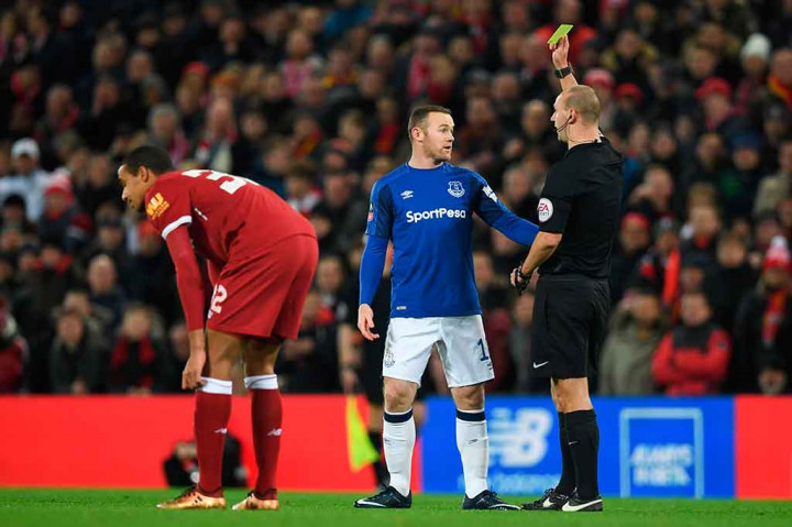 Derby Merseyside di Anfield, Sabtu, 6 Januari 2018 dini hari WIB berlangsung panas. Di awal babak pertama wasit sudah harus mengeluarkan kartu kuning setelah Wayne Rooney melanggar  Joe Gomez dari belakang. 