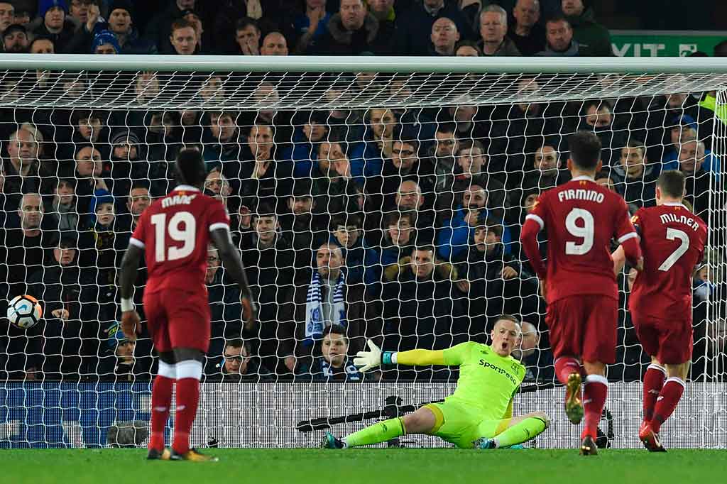 Tuan rumah membuka keunggulan terlebih dahulu lewat eksekusi penalti James Milner pada menit ke-25, setelah sebelumnya Adam Lallana dilanggar oleh Mason Holgate.