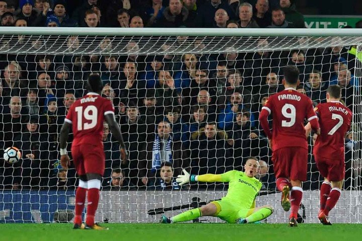 Tuan rumah membuka keunggulan terlebih dahulu lewat eksekusi penalti James Milner pada menit ke-25, setelah sebelumnya Adam Lallana dilanggar oleh Mason Holgate.