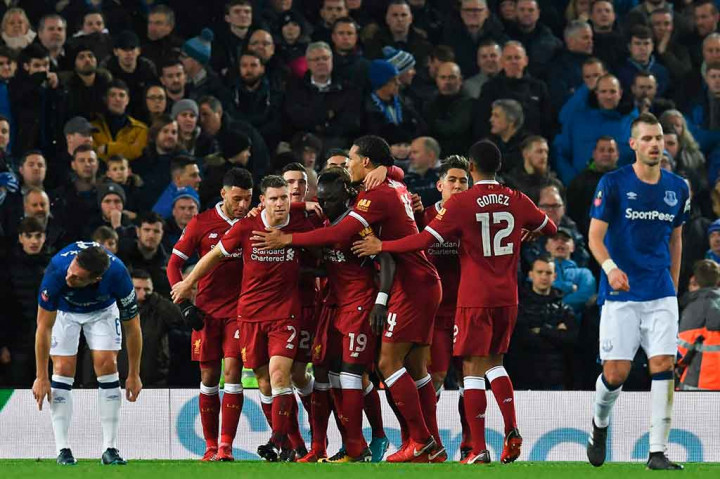 Milner melakukan selebrasi bersama rekan-rekan setimnya usai membuka skor untuk timnya.