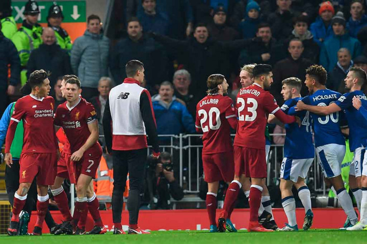 Enam menit kemudian terjadi keributan kecil setelah Roberto Firmino didorong oleh  Mason Holgate hingga keluar lapangan. Keributan dapat diredam para pemain kedua kesebelasan dan laga kembali berlanjut.