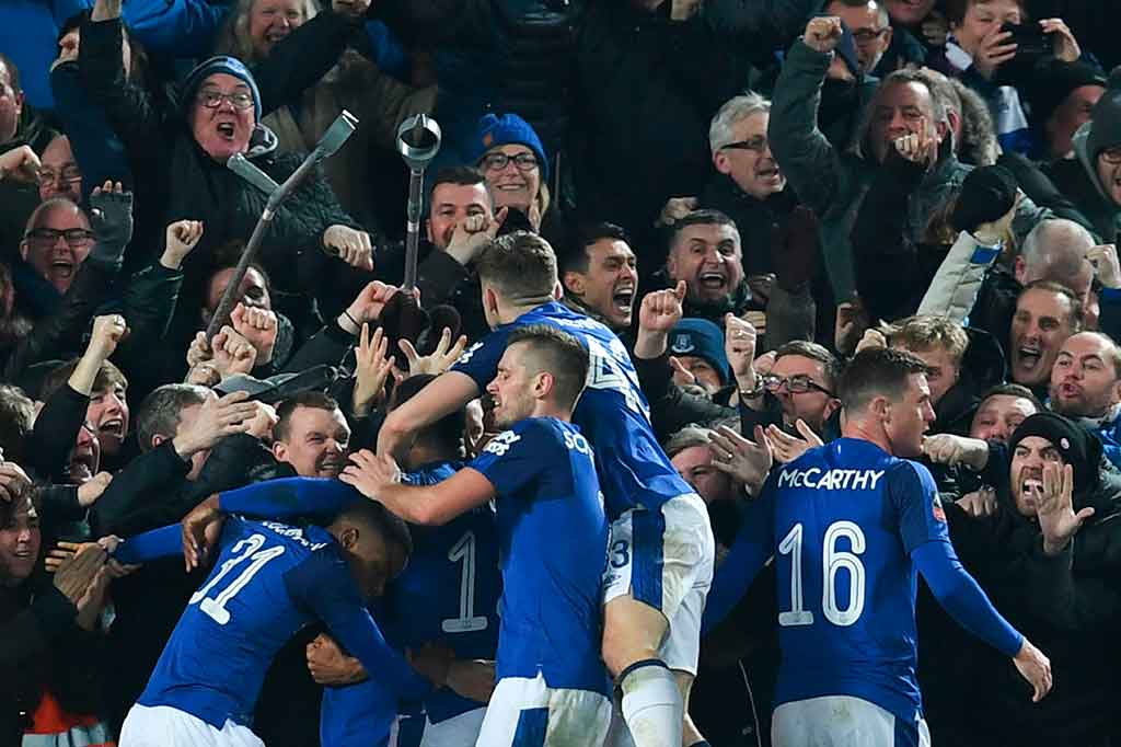 Pada menit ke-67 Everton berhasil menyamakan kedudukan lewat sepakan keras Gylfi Sigurdsson.