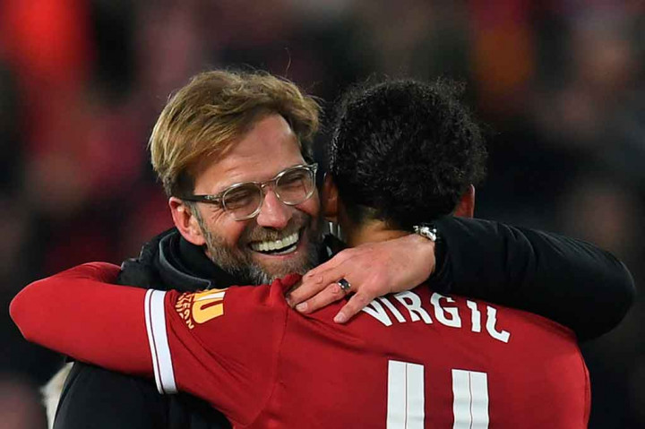 Manajer Liverpool Jurgen Klopp memberi ucapan selamat kepada van Dijk saat laga usai.