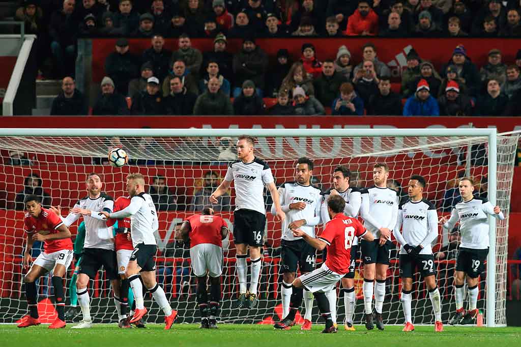 Bermain di kandang sendiri Manchester United menguasai jalannya pertandingan dan menciptakan banyak peluang di babak pertama. Salah satu peluang tercipta lewat tendangan bebas Juan Mata. Bola tendangannya melengkung mengarah pojok kanan gawang Derby, namun masih dapat diselamatkan oleh kiper Scott Carson.