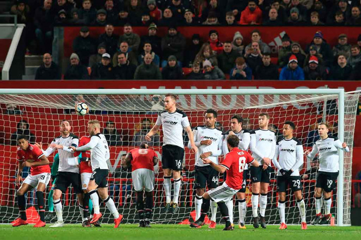 Bermain di kandang sendiri Manchester United menguasai jalannya pertandingan dan menciptakan banyak peluang di babak pertama. Salah satu peluang tercipta lewat tendangan bebas Juan Mata. Bola tendangannya melengkung mengarah pojok kanan gawang Derby, namun masih dapat diselamatkan oleh kiper Scott Carson.