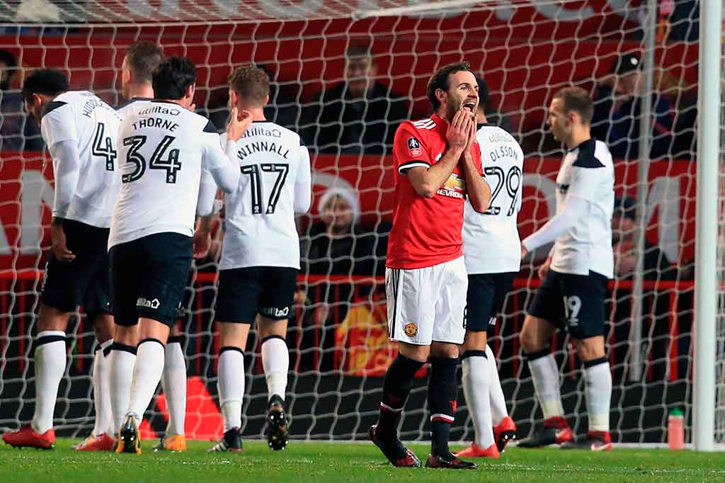 Mata kecewa setelah gagal menjebol gawang Derby County.