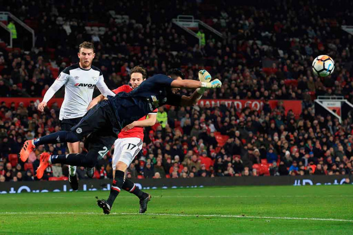 Derby bukannya tanpa peluang. Sesekali mereka melakukan serangan balik, namun masih dapat dimentahkan oleh kokohnya penjaga gawang MU Sergio Romero. Skor 0-0 bertahan hingga jeda.