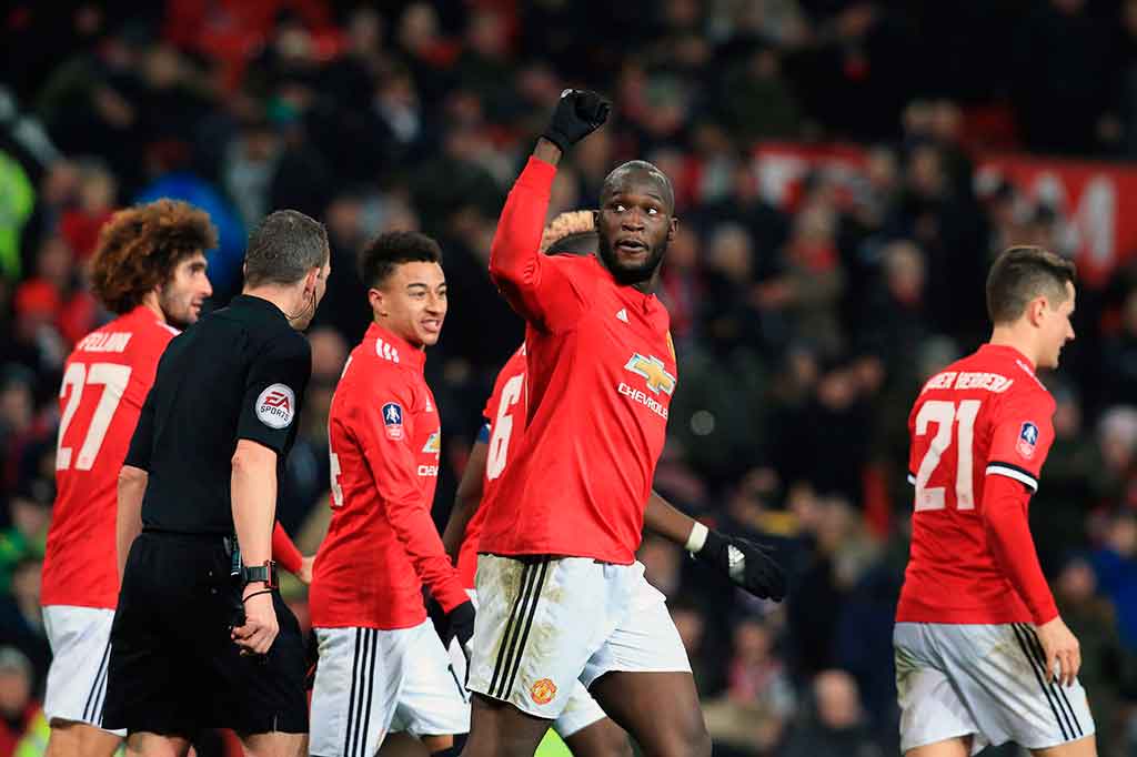 Lukaku melakukan selebrasi usai menjebol gawang Carson.