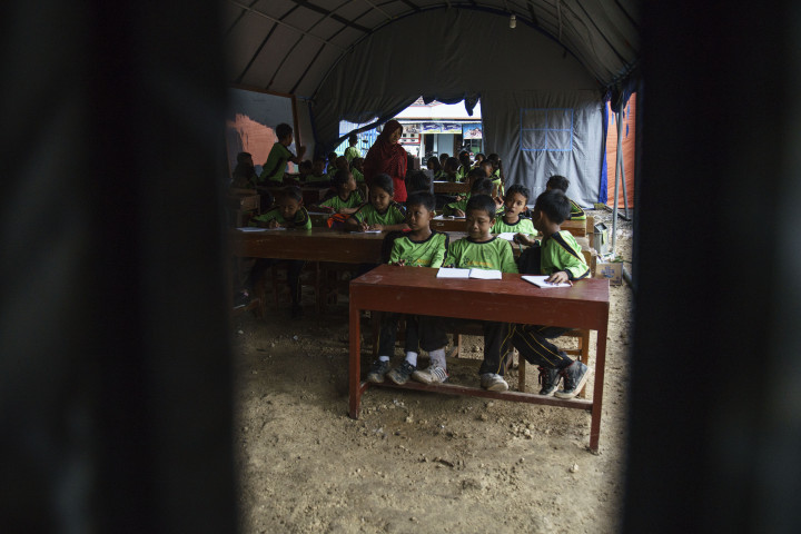 Sebanyak 120 siswa harus mengikuti kegiatan belajar mengajar di dalam tenda darurat milik Badan Penanggulangan Bencana Daerah (BNPB) Bantul karena gedung sekolah mereka rusak akibat tanah ambles.