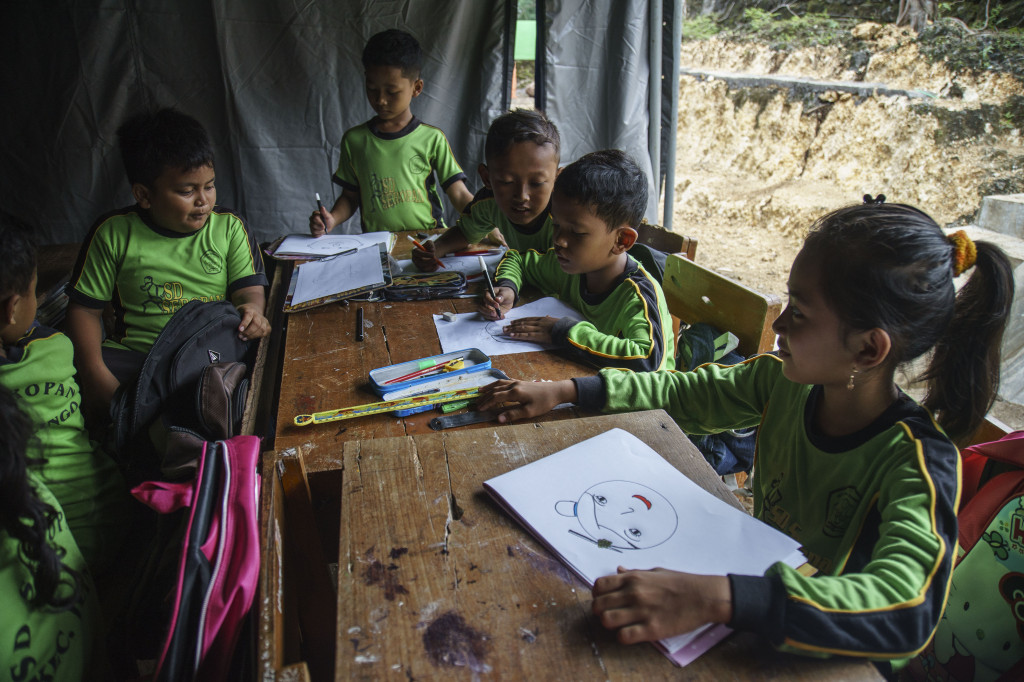 Para siswa SD Seropan terpaksa belajar di tenda darurat karena gedung sekolah rusak dan tidak memungkinkan digunakan belajar akibat ada rekahan tanah di bawah sekolah hingga mengakibatkan tanah ambles, dampak hujan beberapa waktu lalu.