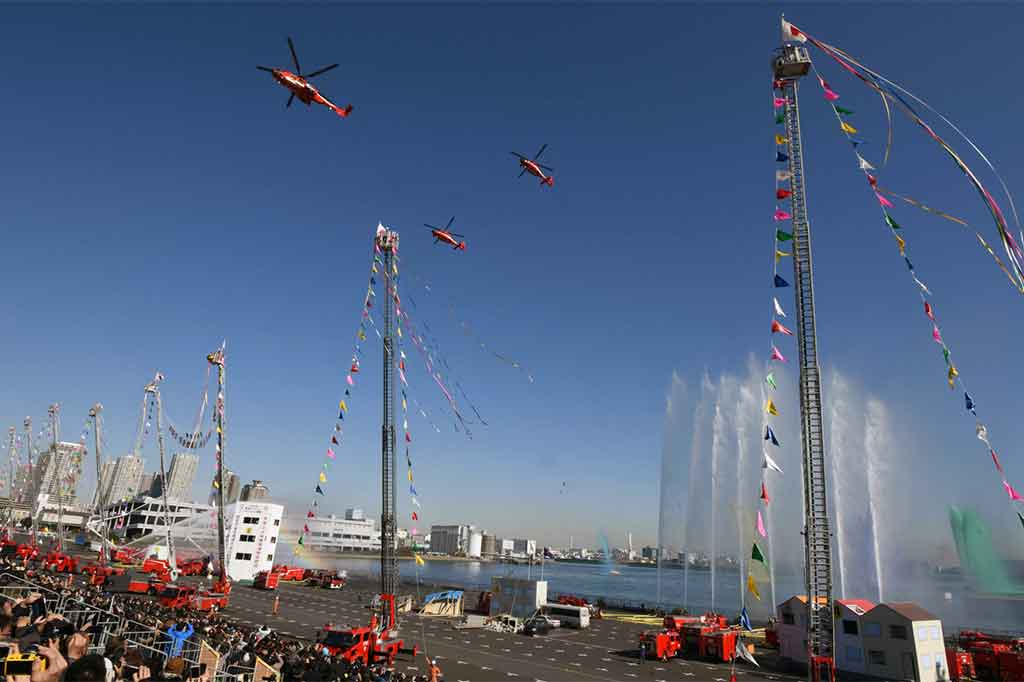 Petugas pemadam kebakaran menampilkan keahlian dari peralatan yang mereka miliki.