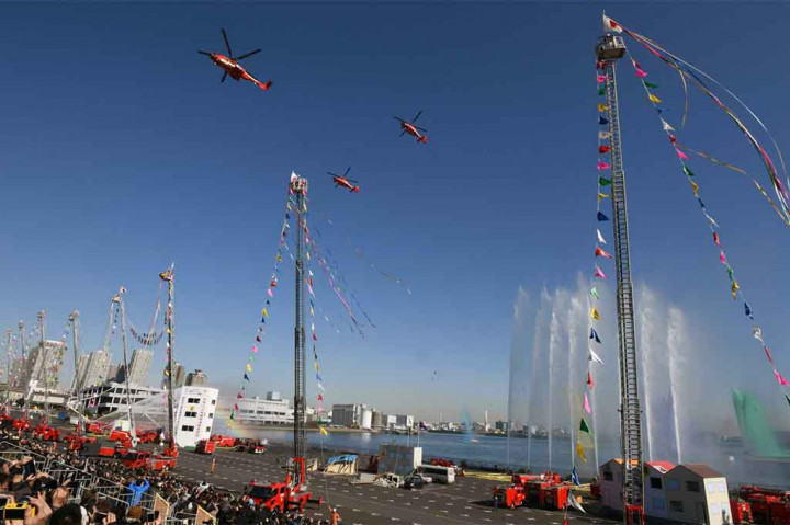 Petugas pemadam kebakaran menampilkan keahlian dari peralatan yang mereka miliki.