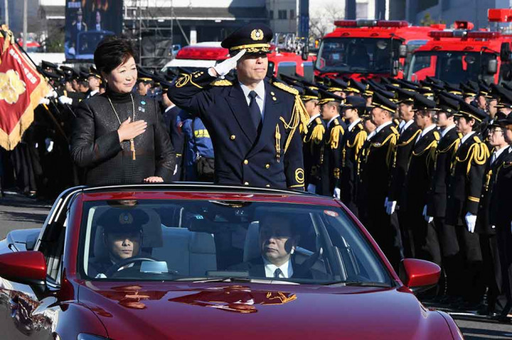 Gubernur Tokyo Yuriko Koike (kiri) dan Kepala Pemadam Kebakaran Tokyo Kenichi Murakani (R) memeriksa pasukan petugas pemadam kebakaran.