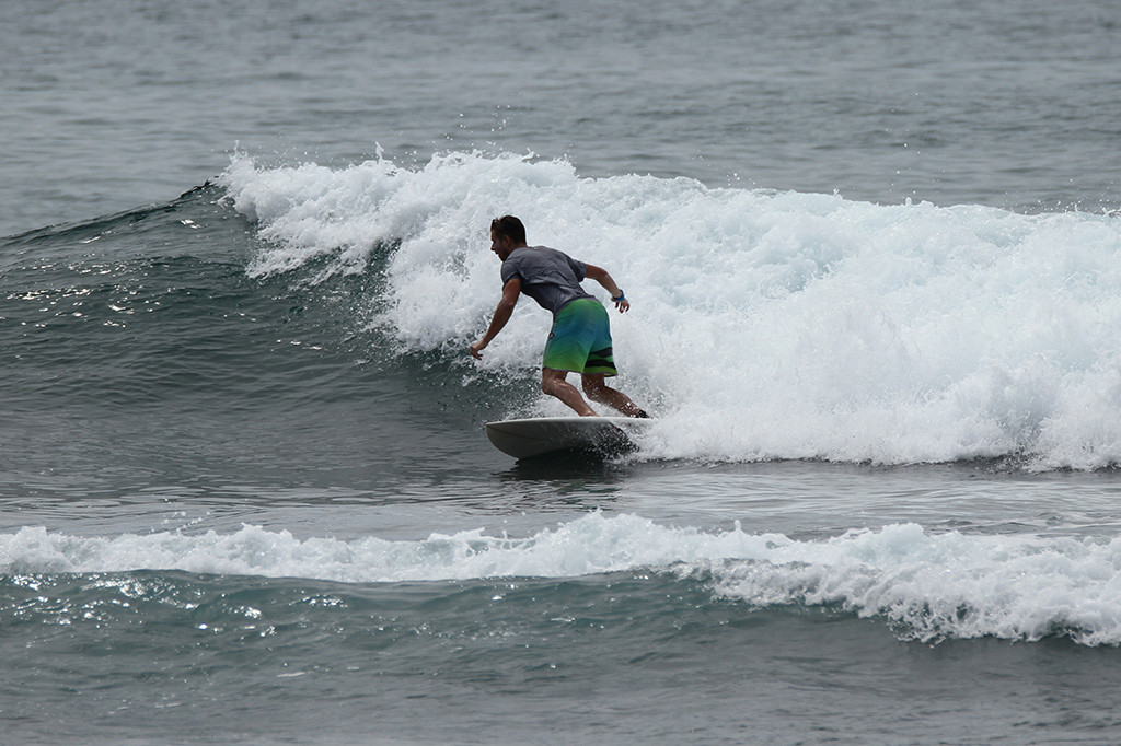 Selain menikmati sunset, pantai ini menjadi salah satu destinasi wisata yang ramai dikunjungi wisatawan domestik dan manca negara untuk bermain surfing. ANTARA/Syifa Yulinnas
