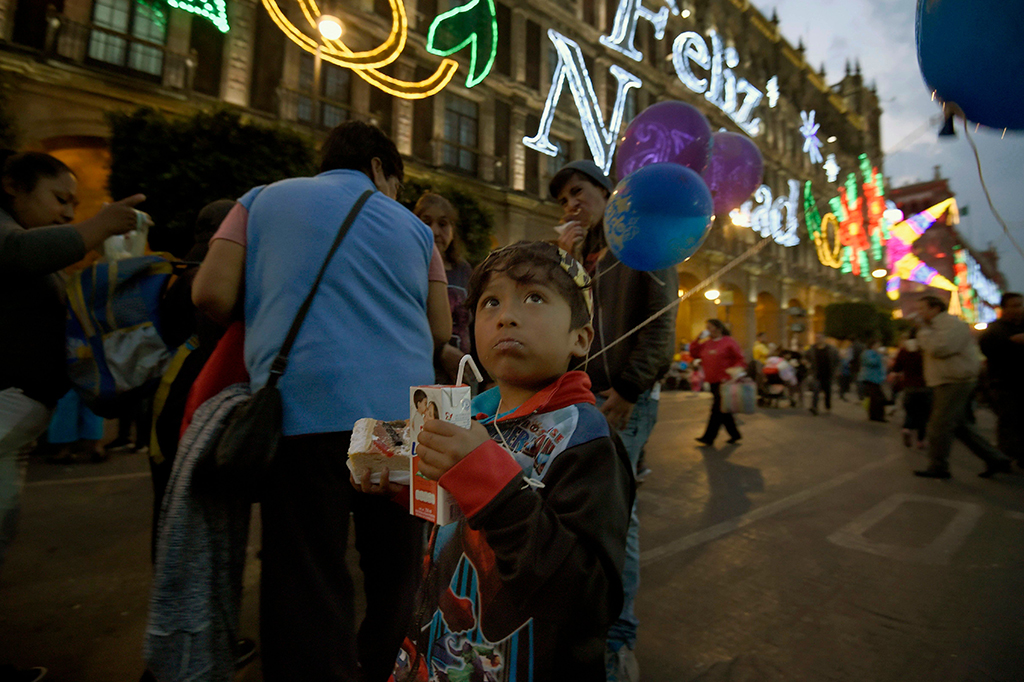 Momen ini menjadi waktu berkumpul bersama keluarga dan kerabat. Tak heran parade ini pun selalu ramai dikunjungi oleh masyarakat.