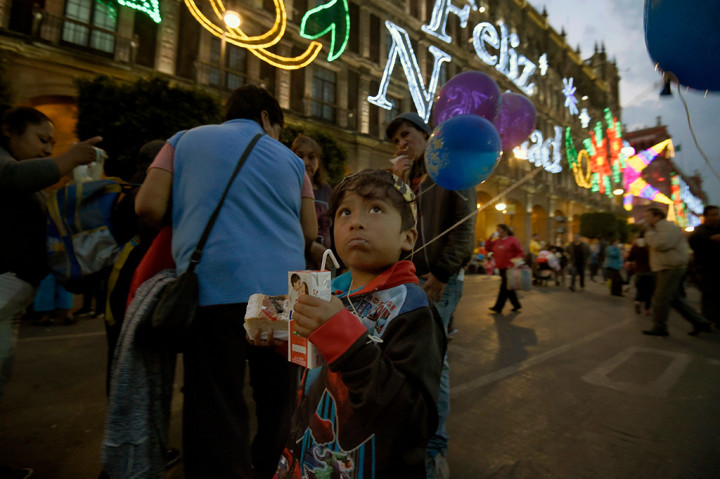 Momen ini menjadi waktu berkumpul bersama keluarga dan kerabat. Tak heran parade ini pun selalu ramai dikunjungi oleh masyarakat.