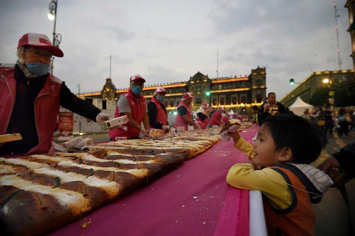 Tak hanya orang tua, anak-anak pun ikut mengantre pembagian roti Rosca.