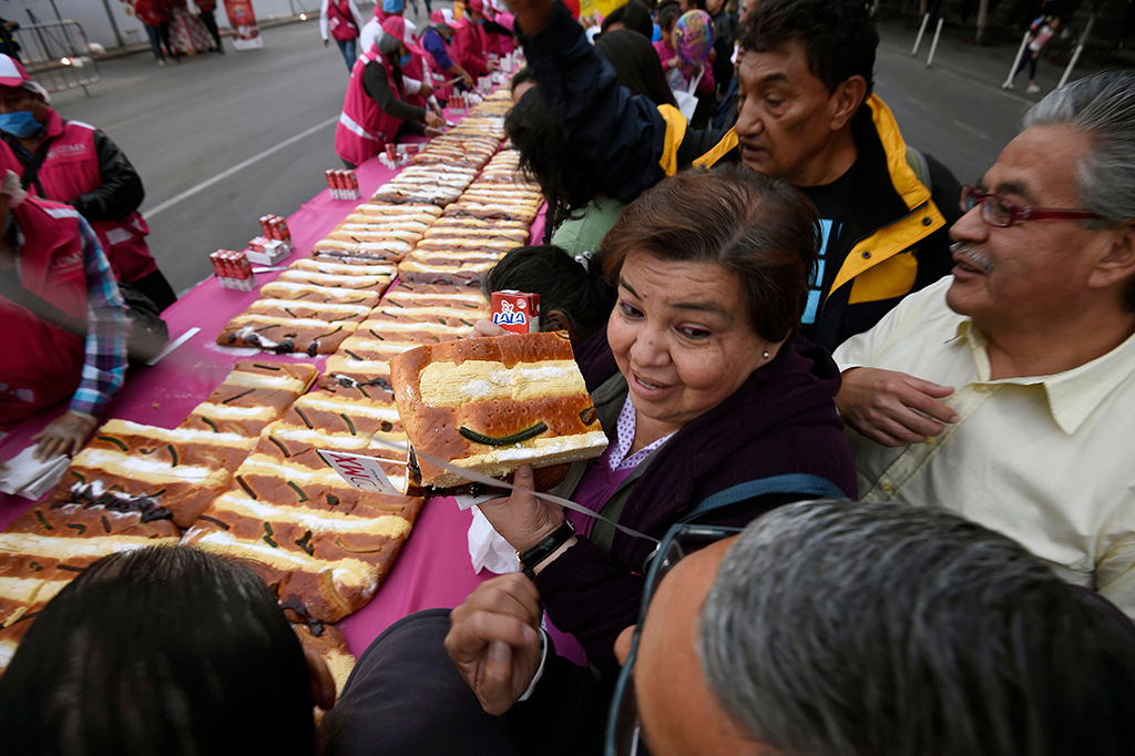 Pengunjung tampak antusias mengantre pembagian roti.