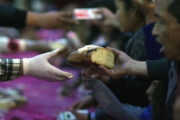 Momen yang paling ditunggu adalah ketika panitia mulai memotong roti Rosca untuk dibagikan kepada para pengunjung parade Hari Tiga Raja.