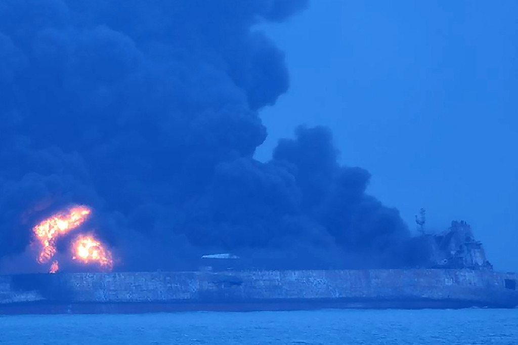 Rekaman yang didapat dari stasiun televisi setempat memperlihatkan asap hitam tebal yang membumbung tinggi dari kapal yang terbakar itu.