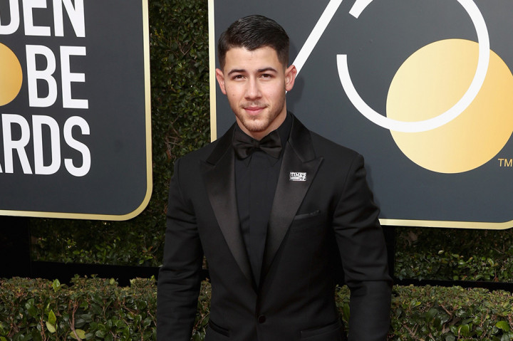 Selain mengenakan busana hitam, para bintang yang hadir akan menyematkan pin Time's Up. Pin itu dirancang oleh desainer kostum Arianne Phillips. Sejauh ini sudah 500 pin yang dibuat.