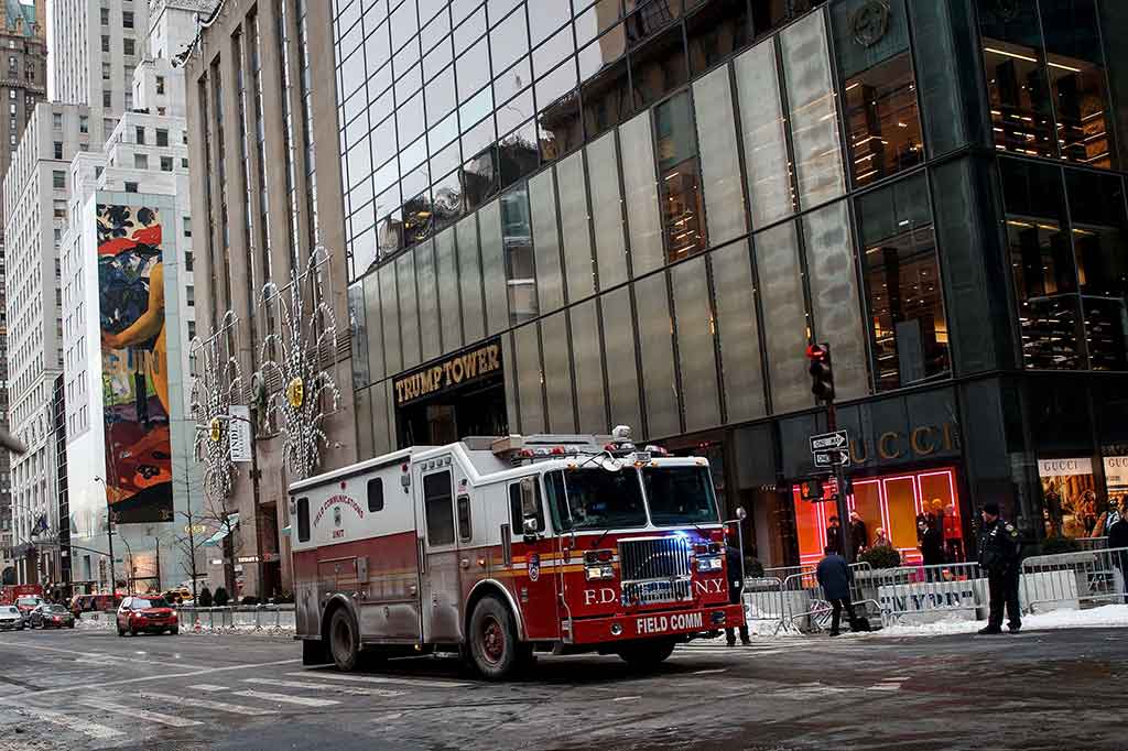 Petugas pemadam kebakaran bergegas menuju Trump Tower setelah menerima panggilan terjadi kebakaran di lokasi tersebut pada Senin, 8 Januari 2018 pagi waktu setempat.