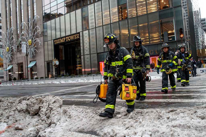 Butuh waktu sekitar satu jam untuk memadamkan api di menara berlantai 58 di 5th Avenue, Manhattan tersebut.