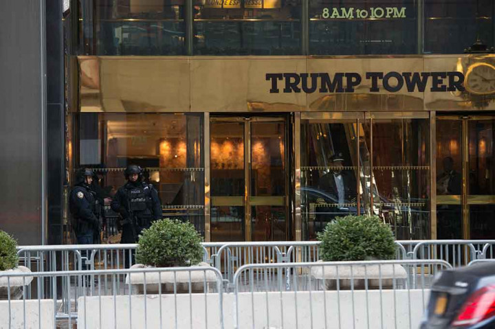 Petugas pemadam kebakaran mengatakan seorang warga sipil dirawat karena luka parah dan seorang petugas pemadam kebakaran dirawat karena luka ringan. 