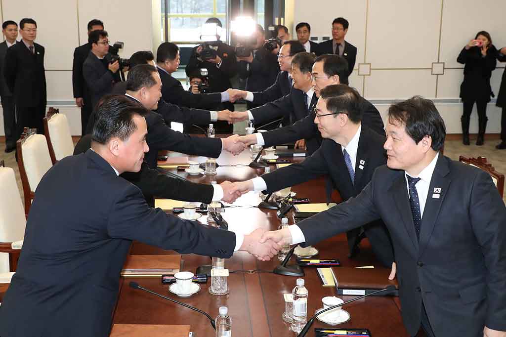 Dialog kedua Korea tersebut akan menitikberatkan partisipasi Korut dalam Olimpiade Musim Dingin di  Pyeongchang, Korsel bulan depan. Namun kedua negara diperkirakan membawa kepentingan masing-masing. Korsel meminta masalah reuni keluarga yang terpish menjadi salah satu poin yang dibahas dalam perundingan antar-Korea tersebut.