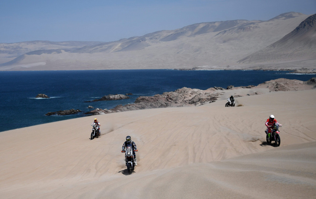 Empat pereli berpacu mendaki bukit pasir. Hampir 200 kendaraan roda dua menjadi peserta reli yang menempuh jarak total 9 ribu kilometer ini. 