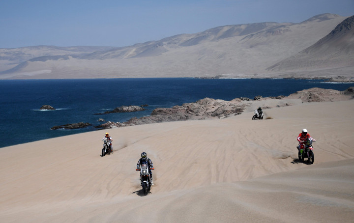 Empat pereli berpacu mendaki bukit pasir. Hampir 200 kendaraan roda dua menjadi peserta reli yang menempuh jarak total 9 ribu kilometer ini. 