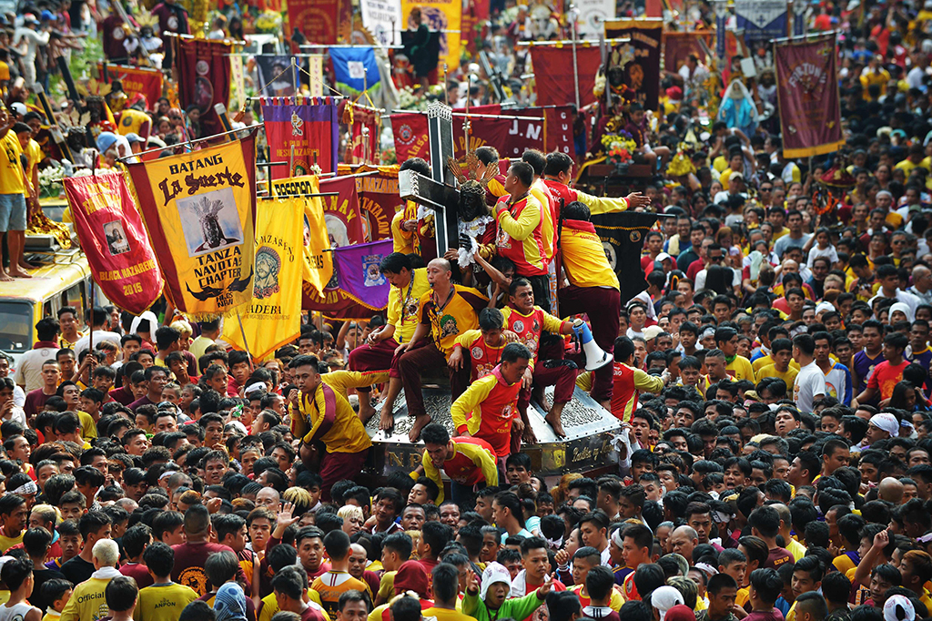 Ratusan ribu orang, baik pria, wanita, dewasa bahkan anak anak berdiri tanpa alas kaki berdiri di sepanjang jalan untuk melihat patung Yesus tengah memikul salib diarak. 