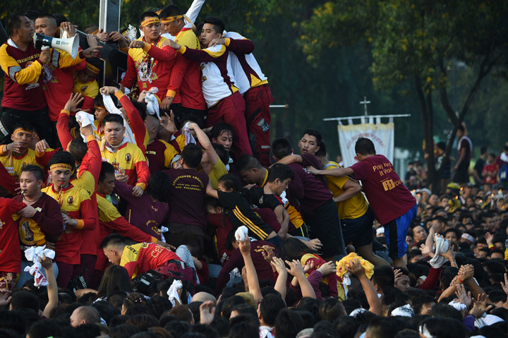 Banyak orang yang menaiki pundak atau kepala orang lain untuk bisa menyentuh atau mencium patung Yesus tersebut. 