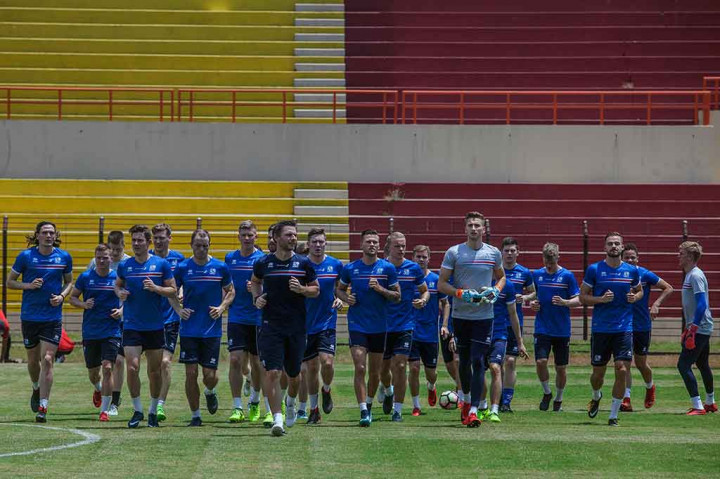 Pemain Timnas Islandia melakukan pemanasan di Stadion Sultan Agung, Bantul, Yogyakarta, Selasa, 9 Januarin 2018.