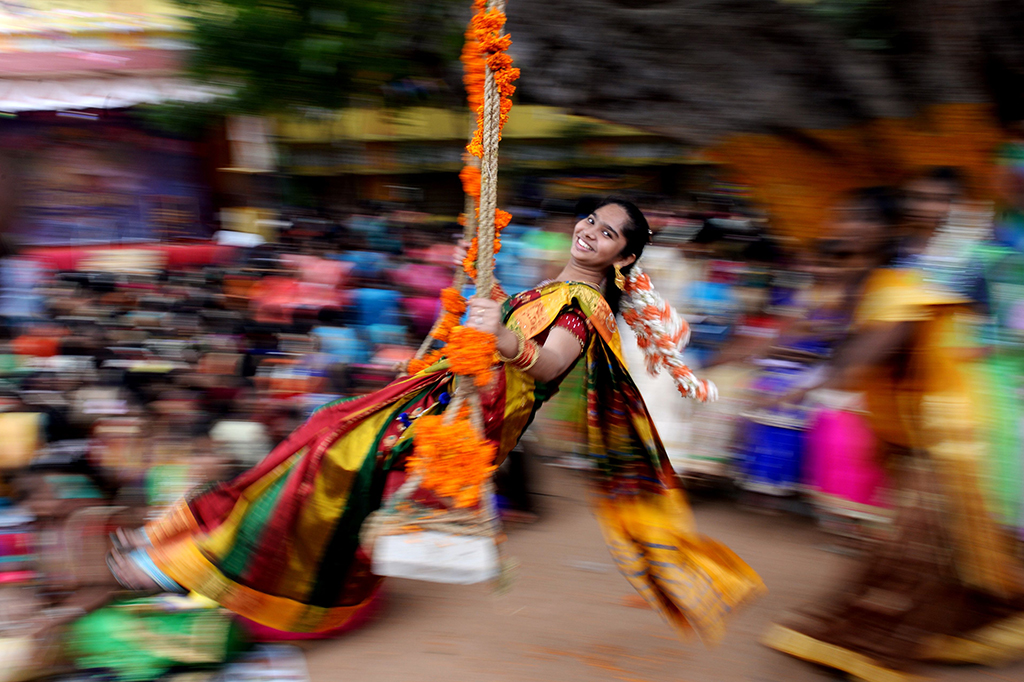 Wanita India bermain ayunan saat festival panen Tamil di perguruan tinggi di Chennai. Perayaan ini sebagai simbol terima kasih warga kepada alam yang telah memberi hasil panen yang melimpah.

