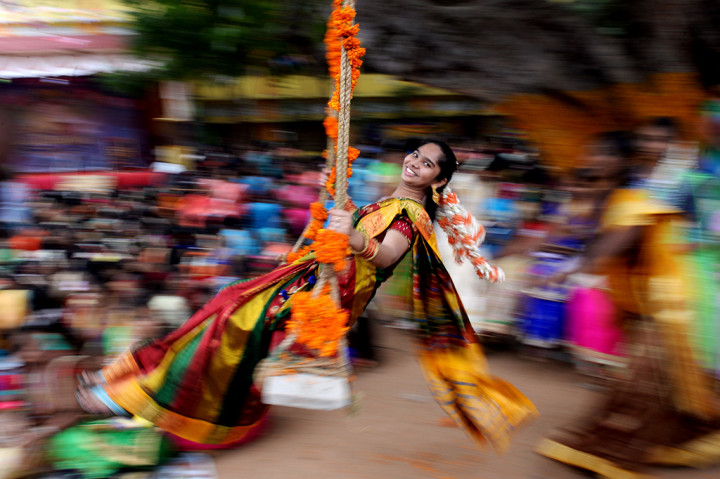 Wanita India bermain ayunan saat festival panen Tamil di perguruan tinggi di Chennai. Perayaan ini sebagai simbol terima kasih warga kepada alam yang telah memberi hasil panen yang melimpah.
