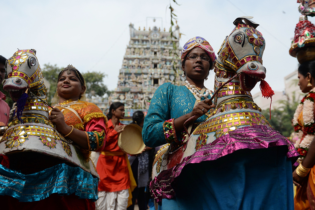Wanita India melakukan tarian rakyat 'Poikal kudhirai' saat perayaan Pongal, festival panen Tamil.