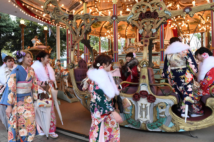 Perayaan juga ditandai sebagai libur nasional. Hal tersebut dilakukan untuk merayakan generasi muda untuk hidup mandiri dan telah dewasa. 
